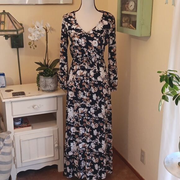 Socialite Navy and Cream Floral Maxi Dress - Picture 1 of 10